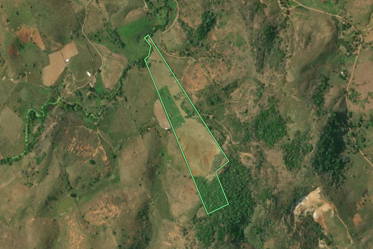 Imagem de satélite do imóvel rural em Itaperuna (RJ), com o contorno declarado no CAR desenhado por cima.