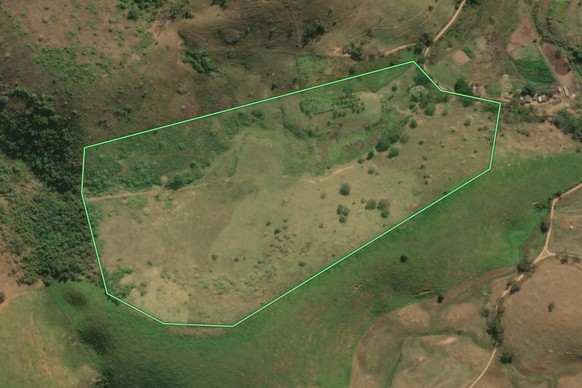 Imagem de satélite do imóvel rural em Itaperuna (RJ), com o contorno declarado no CAR desenhado por cima.