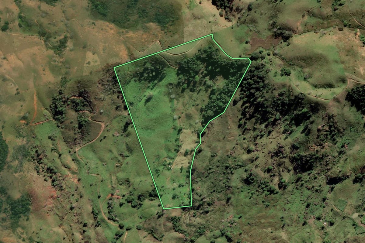 Imagem de satélite do imóvel rural em Itaperuna (RJ), com o contorno declarado no CAR desenhado por cima.