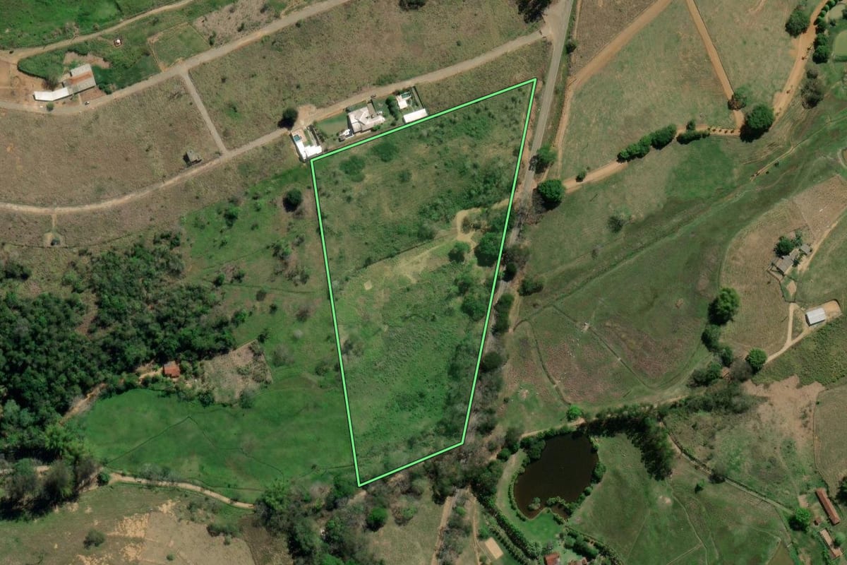 Imagem de satélite do imóvel rural em Itaperuna (RJ), com o contorno declarado no CAR desenhado por cima.