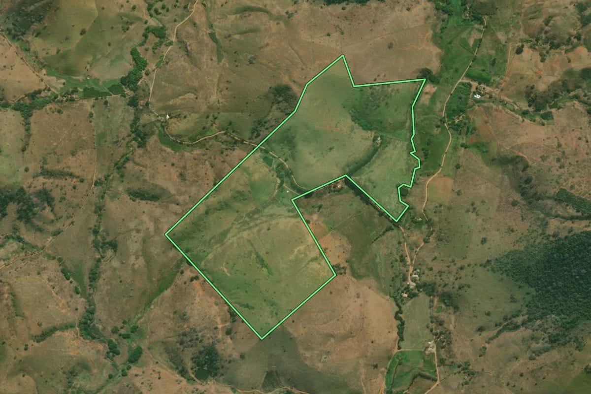Imagem de satélite do imóvel rural em Itaperuna (RJ), com o contorno declarado no CAR desenhado por cima.