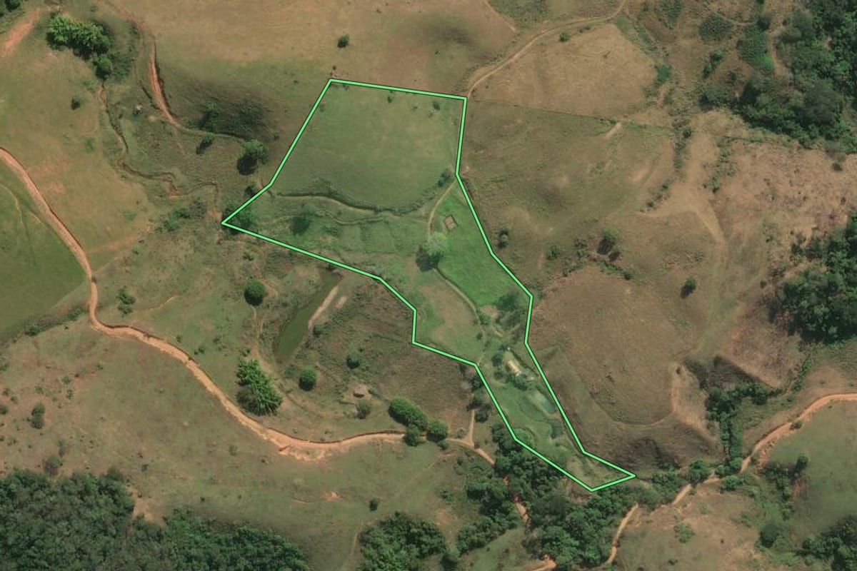 Imagem de satélite do imóvel rural em Itaperuna (RJ), com o contorno declarado no CAR desenhado por cima.