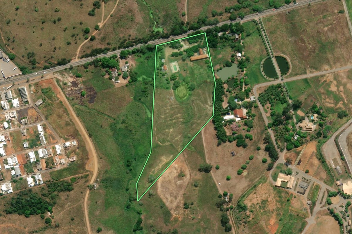 Imagem de satélite do imóvel rural em Itaperuna (RJ), com o contorno declarado no CAR desenhado por cima.