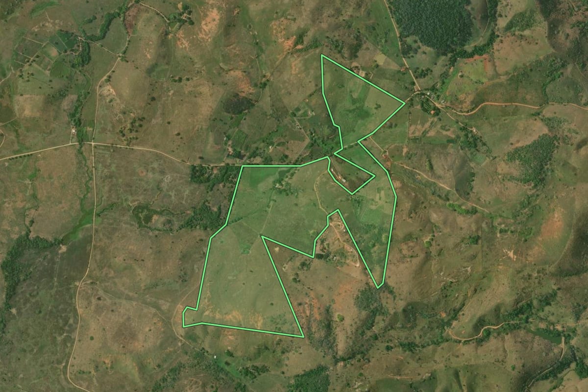 Imagem de satélite do imóvel rural em Itaperuna (RJ), com o contorno declarado no CAR desenhado por cima.