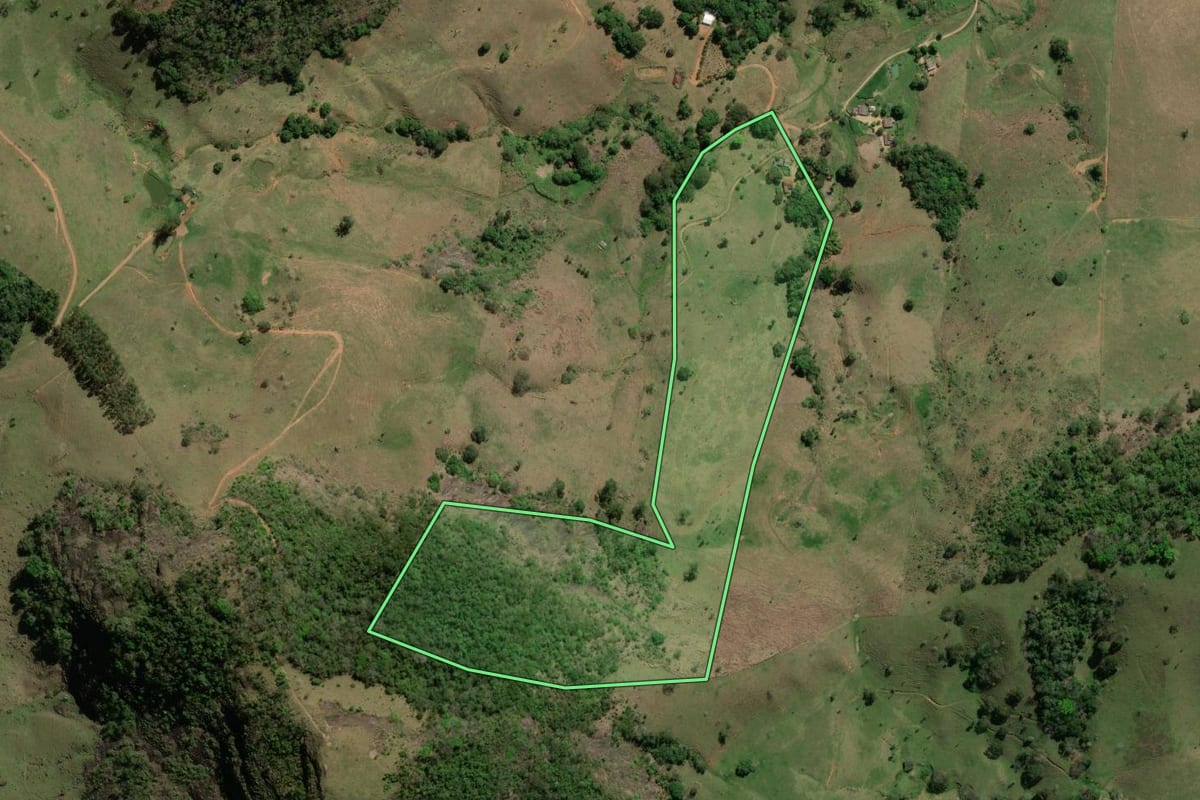 Imagem de satélite do imóvel rural em Itaperuna (RJ), com o contorno declarado no CAR desenhado por cima.