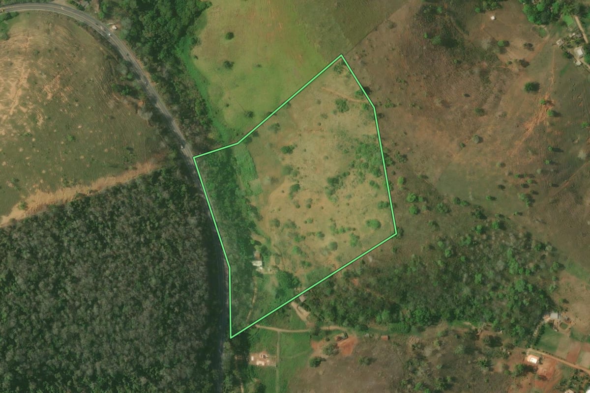 Imagem de satélite do imóvel rural em Itaperuna (RJ), com o contorno declarado no CAR desenhado por cima.