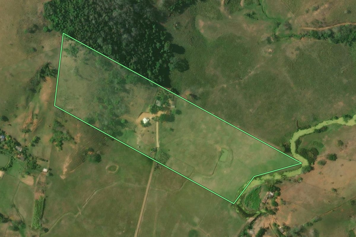 Imagem de satélite do imóvel rural em Itaperuna (RJ), com o contorno declarado no CAR desenhado por cima.