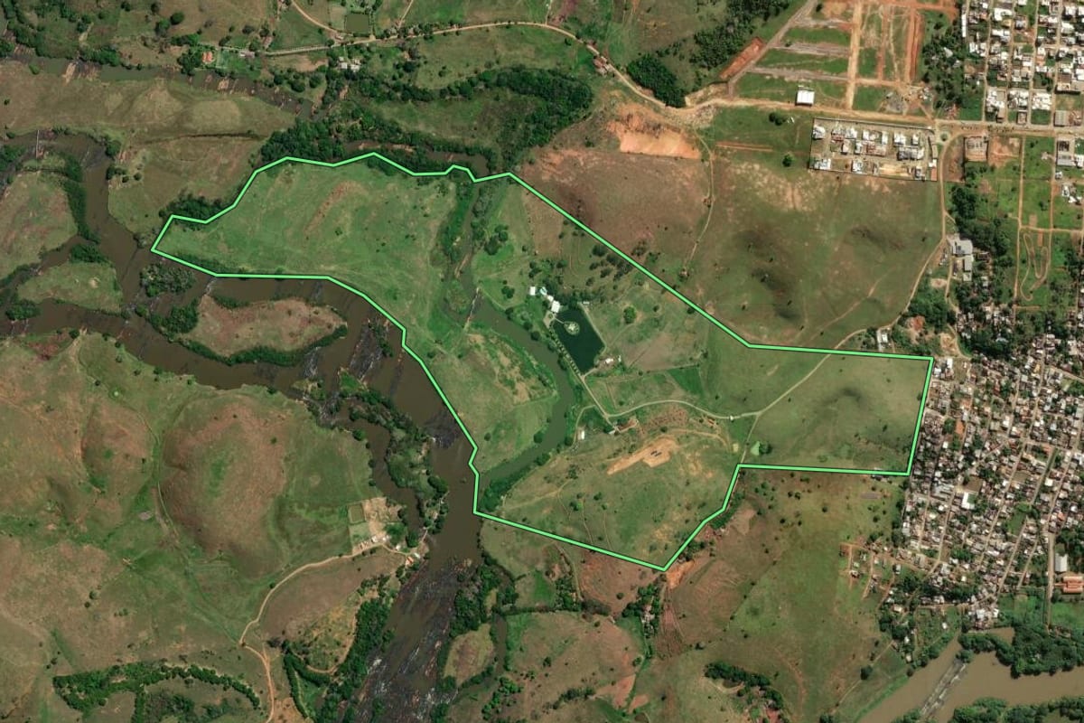 Imagem de satélite do imóvel rural em Itaperuna (RJ), com o contorno declarado no CAR desenhado por cima.