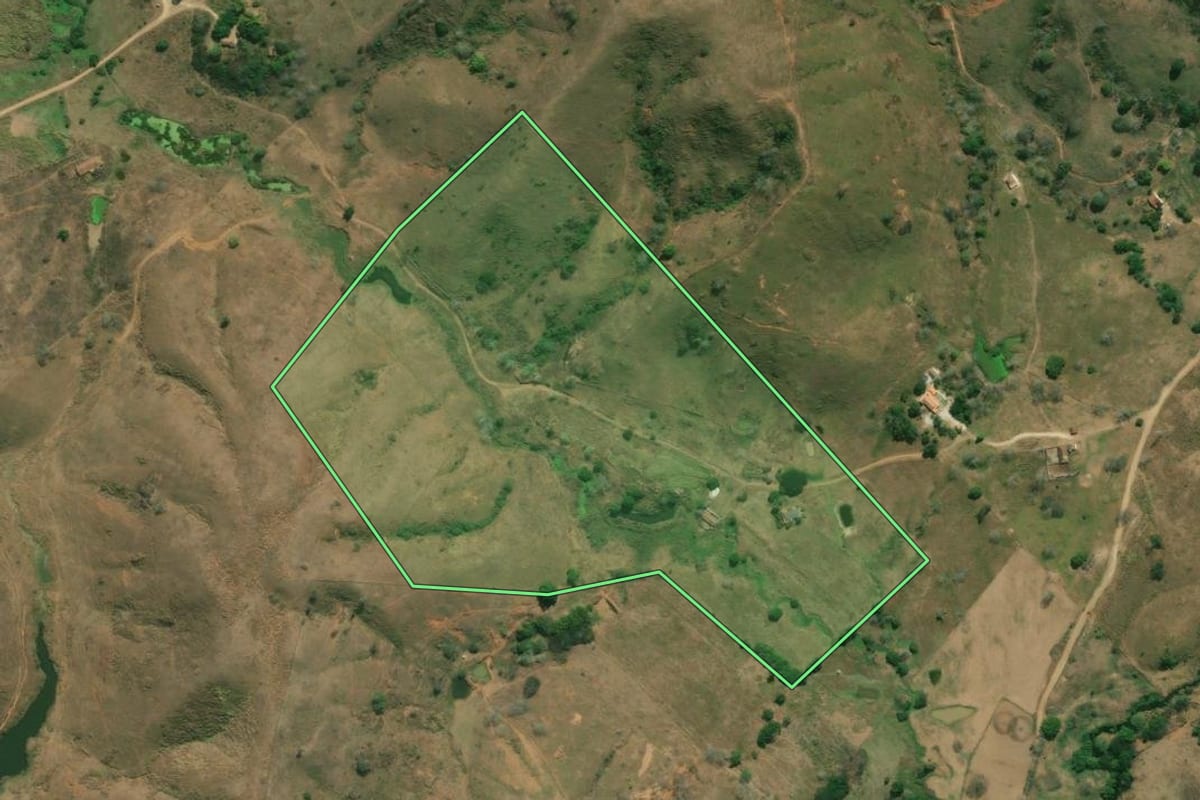 Imagem de satélite do imóvel rural em Itaperuna (RJ), com o contorno declarado no CAR desenhado por cima.
