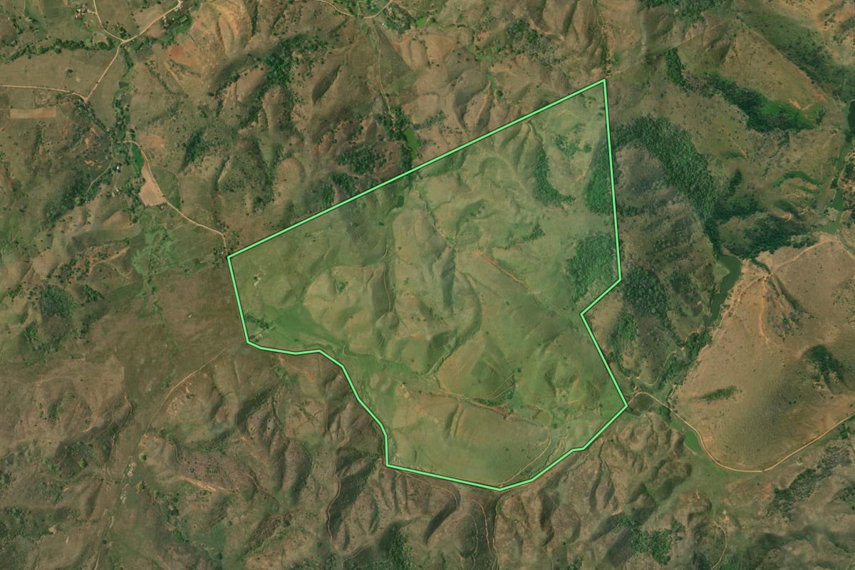 Imagem de satélite do imóvel rural em Itaperuna (RJ), com o contorno declarado no CAR desenhado por cima.