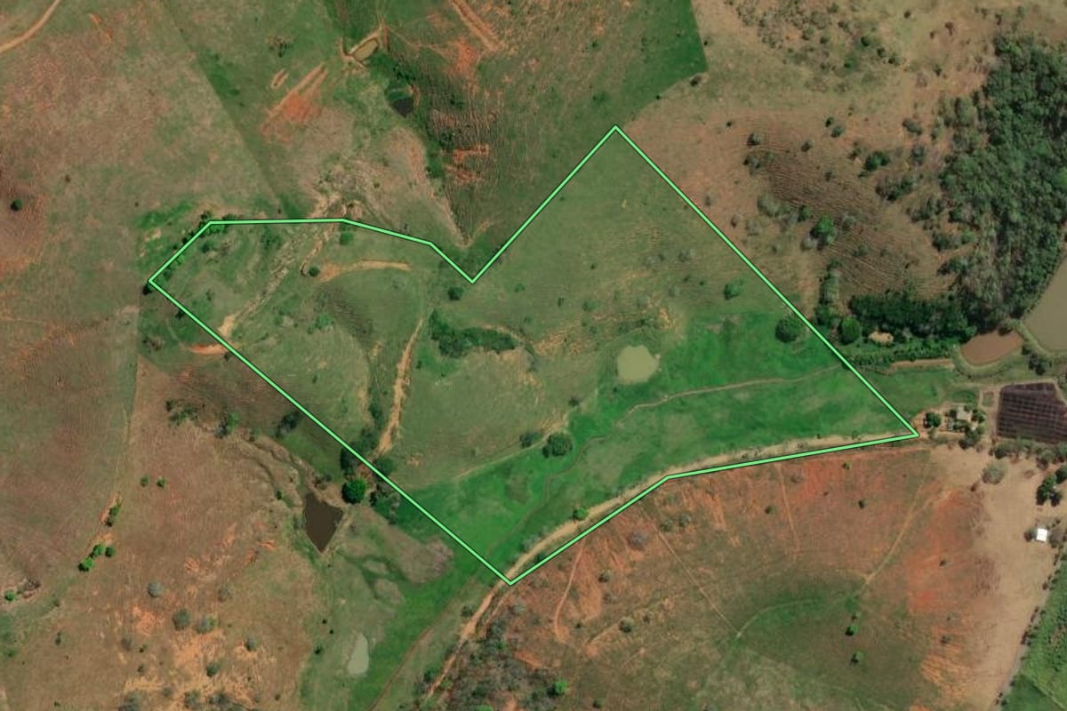 Imagem de satélite do imóvel rural em Itaperuna (RJ), com o contorno declarado no CAR desenhado por cima.