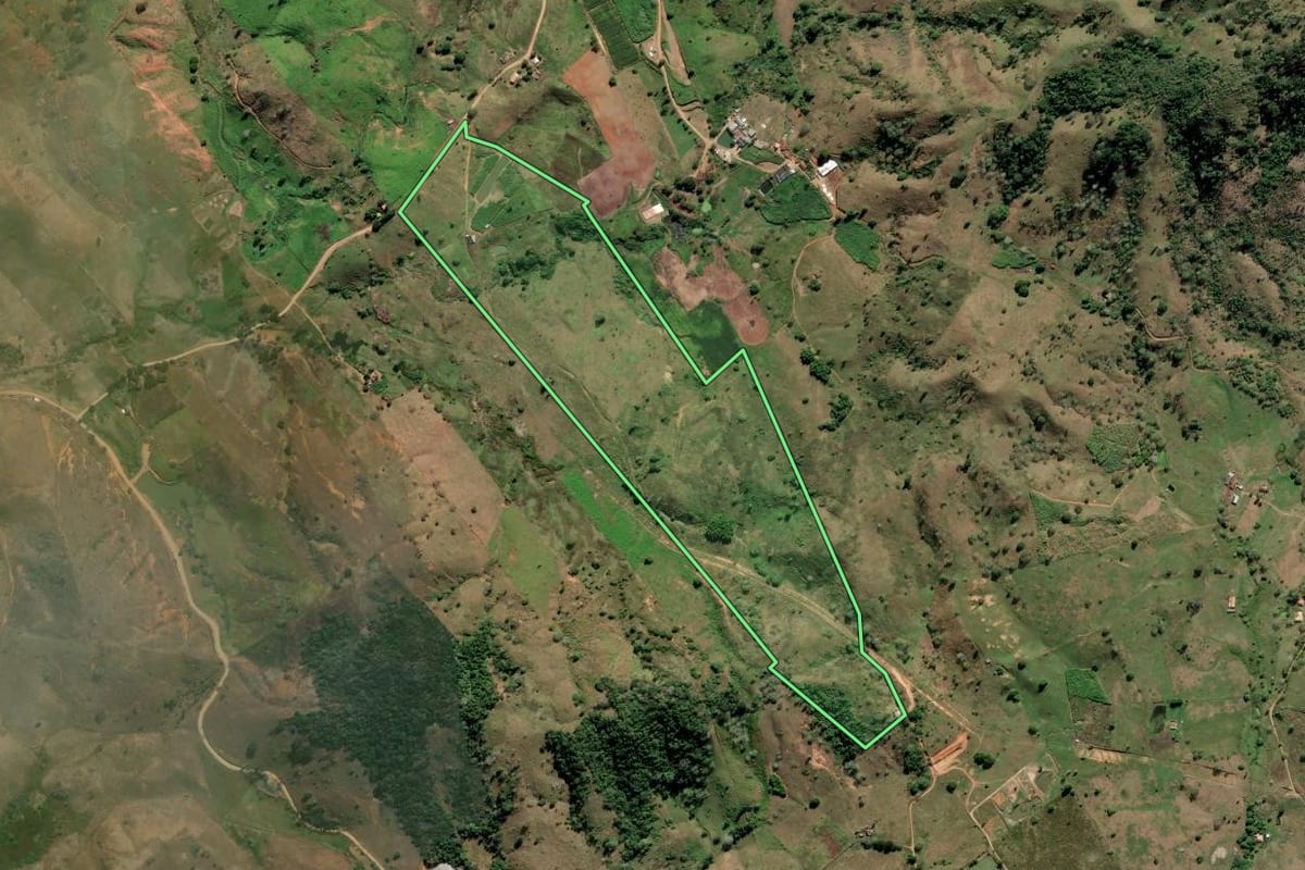 Imagem de satélite do imóvel rural em Itaperuna (RJ), com o contorno declarado no CAR desenhado por cima.