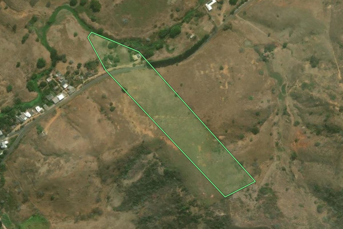 Imagem de satélite do imóvel rural em Itaperuna (RJ), com o contorno declarado no CAR desenhado por cima.