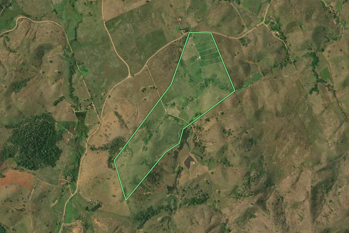 Imagem de satélite do imóvel rural em Itaperuna (RJ), com o contorno declarado no CAR desenhado por cima.