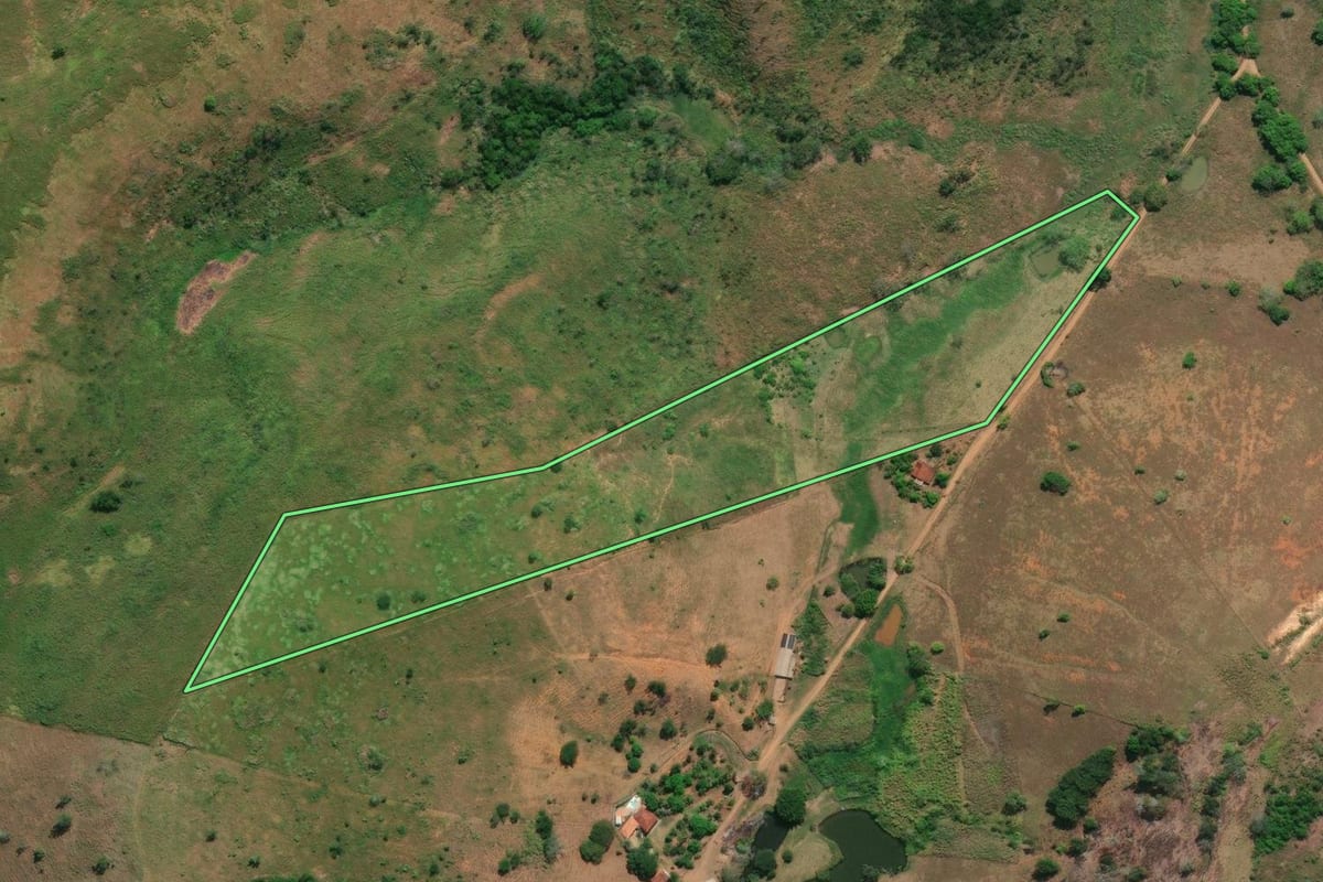 Imagem de satélite do imóvel rural em Itaperuna (RJ), com o contorno declarado no CAR desenhado por cima.