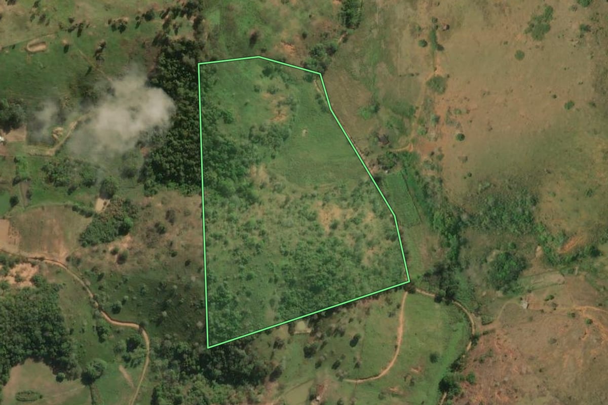 Imagem de satélite do imóvel rural em Itaperuna (RJ), com o contorno declarado no CAR desenhado por cima.
