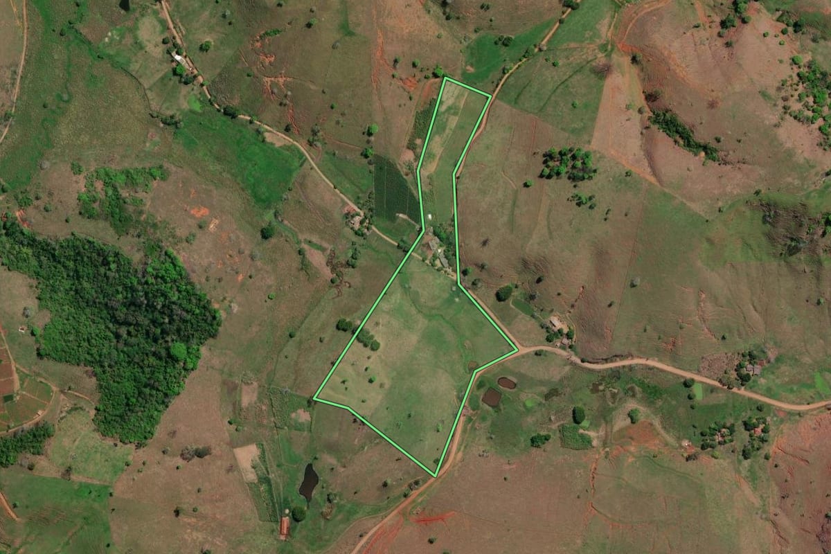 Imagem de satélite do imóvel rural em Itaperuna (RJ), com o contorno declarado no CAR desenhado por cima.