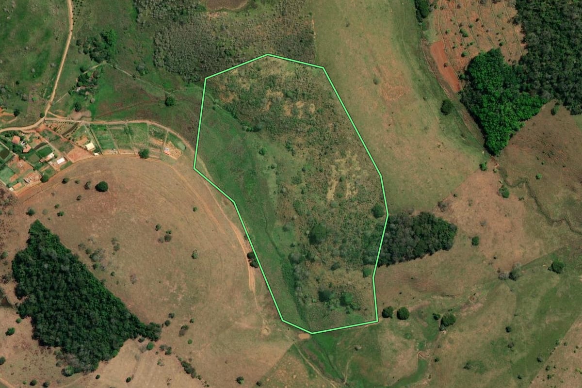Imagem de satélite do imóvel rural em Itaperuna (RJ), com o contorno declarado no CAR desenhado por cima.
