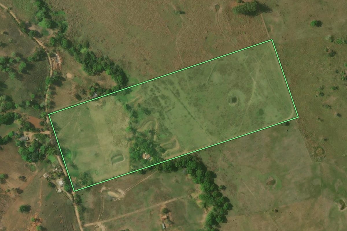 Imagem de satélite do imóvel rural em Itaperuna (RJ), com o contorno declarado no CAR desenhado por cima.