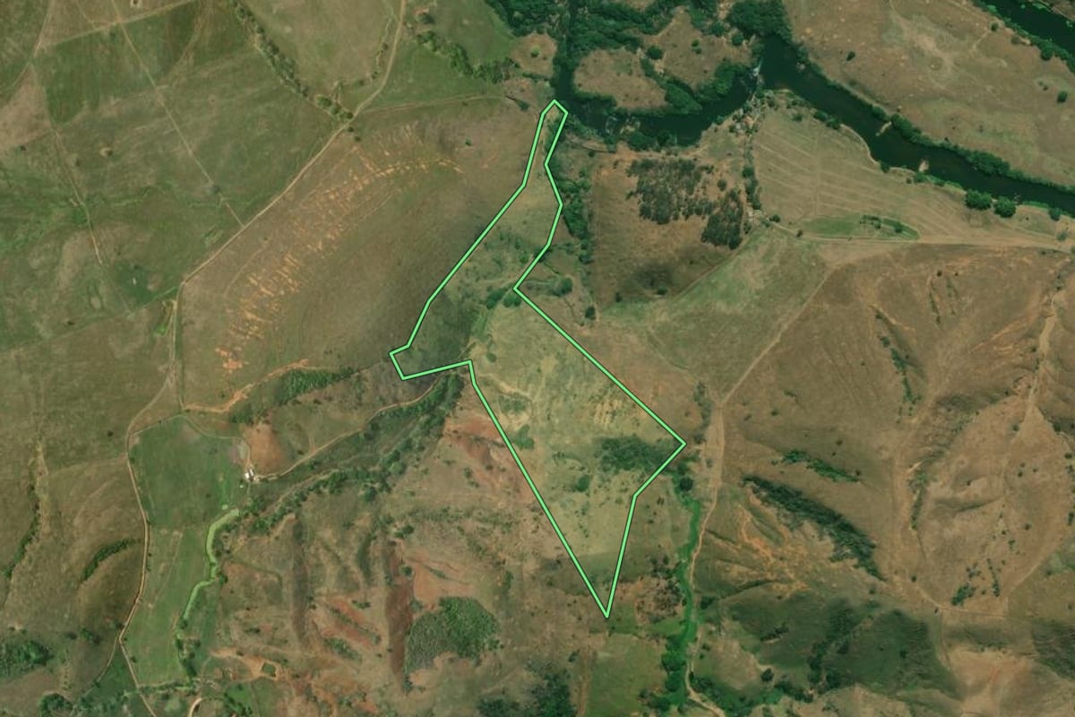 Imagem de satélite do imóvel rural em Itaperuna (RJ), com o contorno declarado no CAR desenhado por cima.