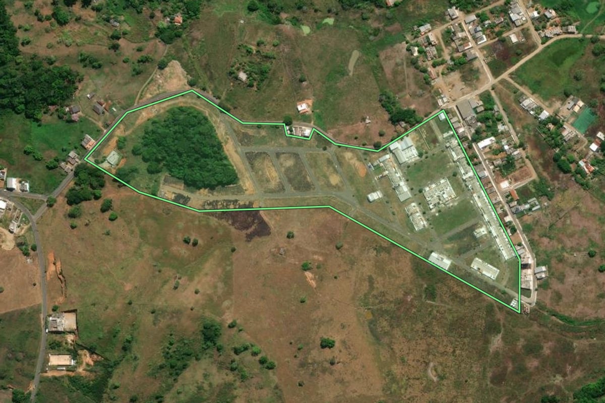 Imagem de satélite do imóvel rural em Itaperuna (RJ), com o contorno declarado no CAR desenhado por cima.