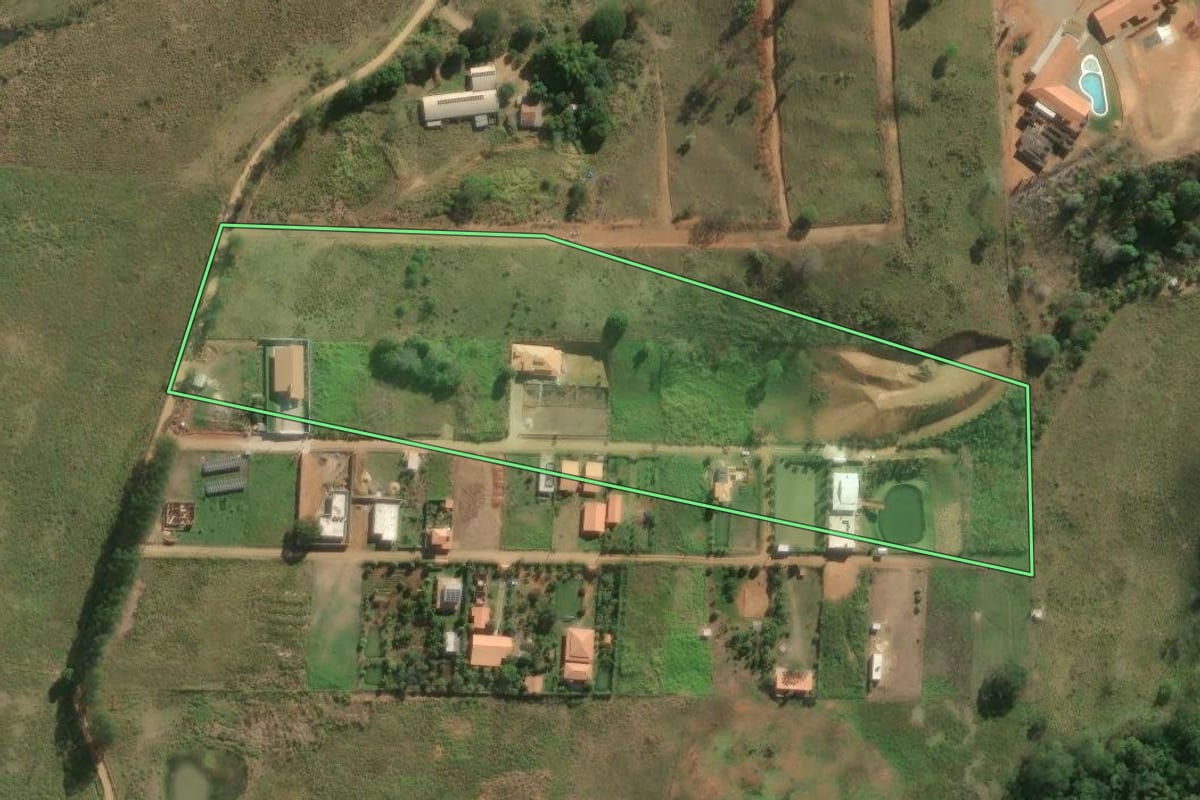 Imagem de satélite do imóvel rural em Itaperuna (RJ), com o contorno declarado no CAR desenhado por cima.