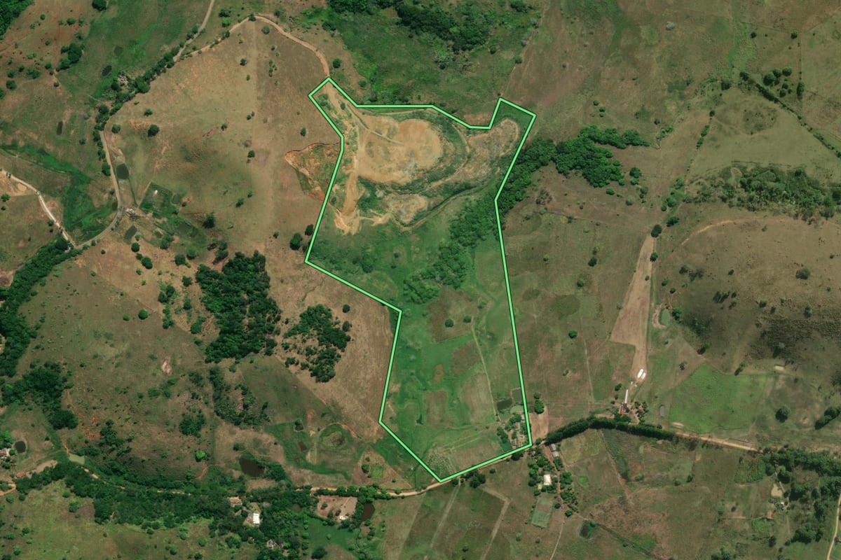 Imagem de satélite do imóvel rural em Itaperuna (RJ), com o contorno declarado no CAR desenhado por cima.