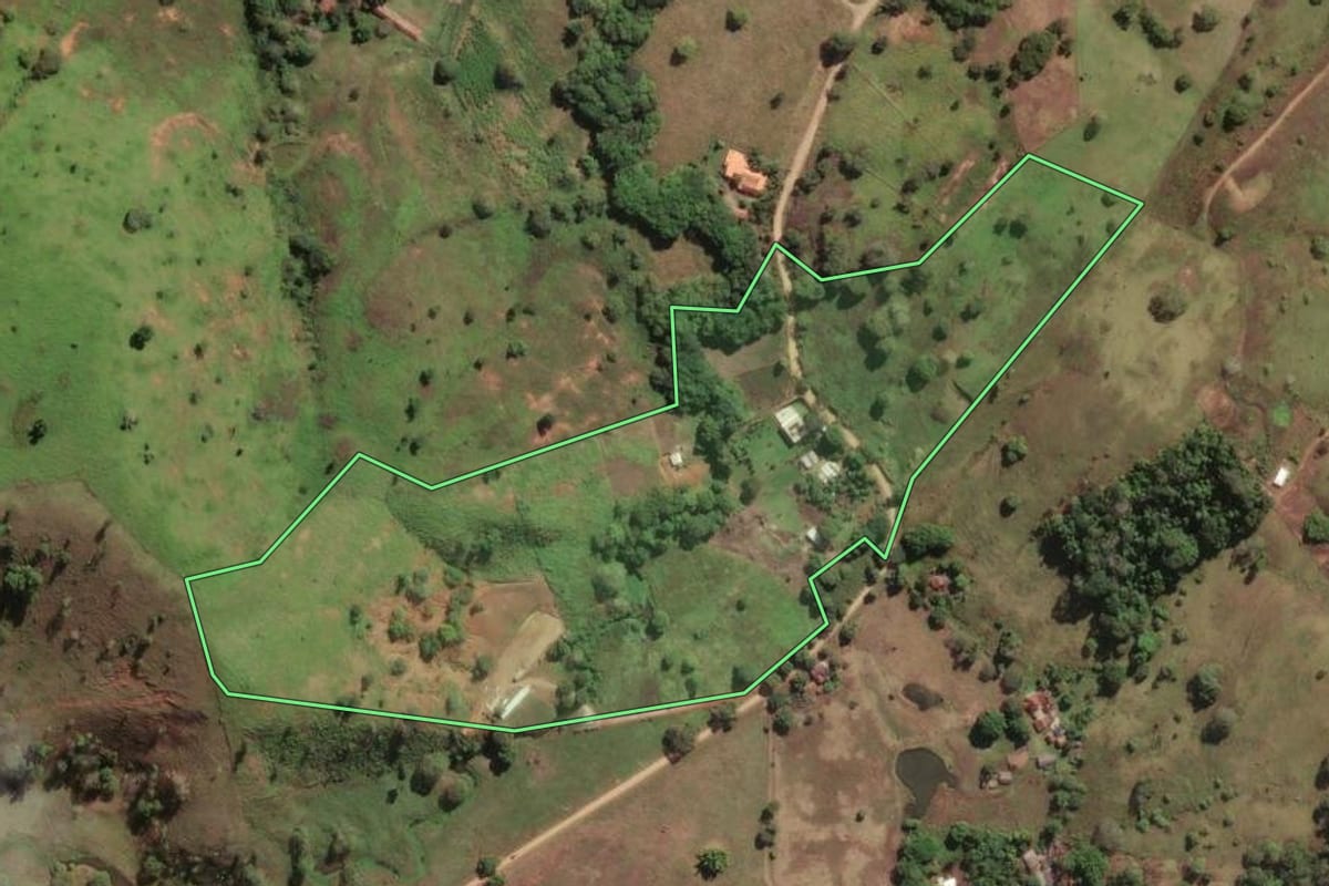 Imagem de satélite do imóvel rural em Itaperuna (RJ), com o contorno declarado no CAR desenhado por cima.