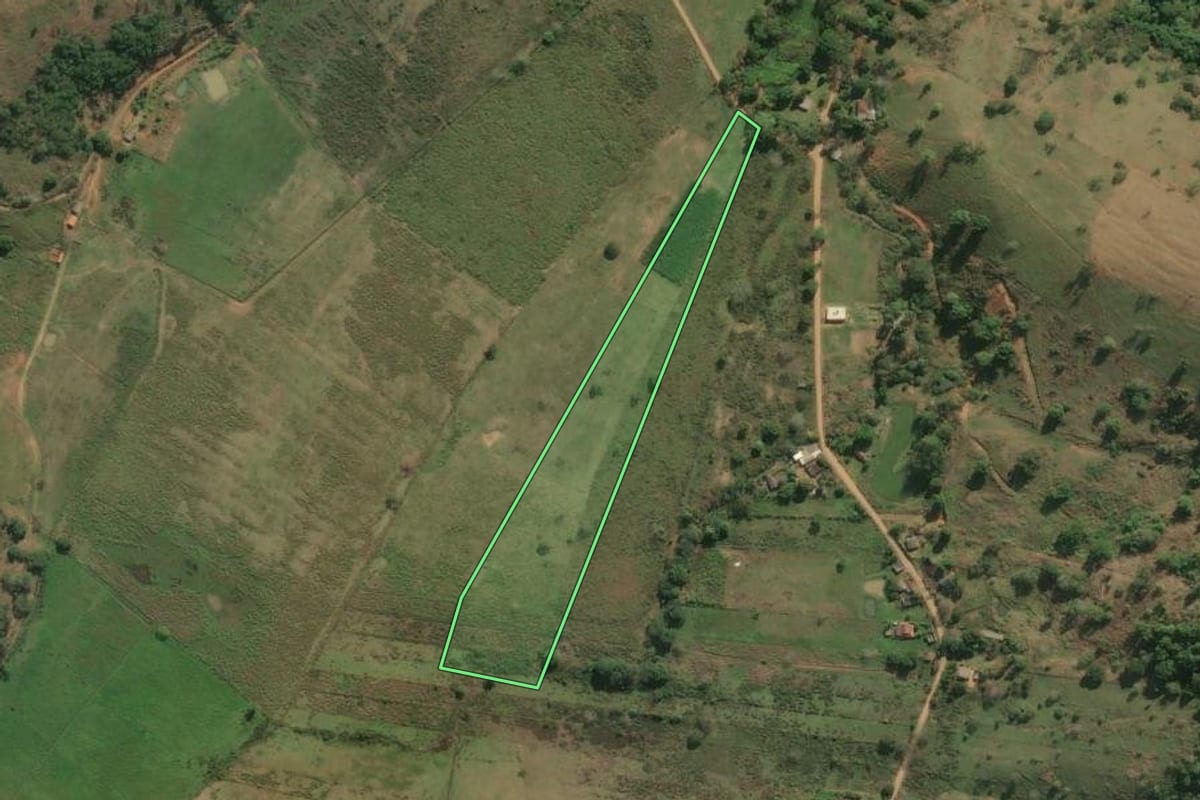 Imagem de satélite do imóvel rural em Itaperuna (RJ), com o contorno declarado no CAR desenhado por cima.