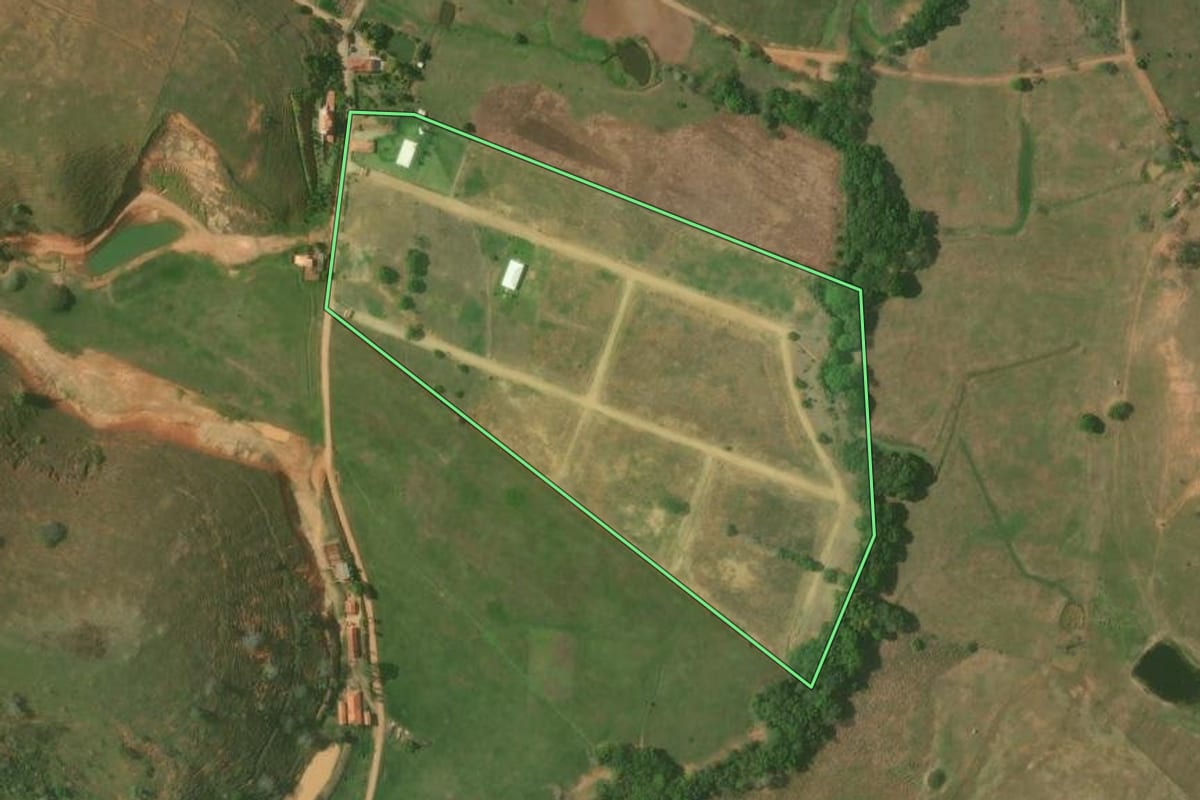 Imagem de satélite do imóvel rural em Itaperuna (RJ), com o contorno declarado no CAR desenhado por cima.