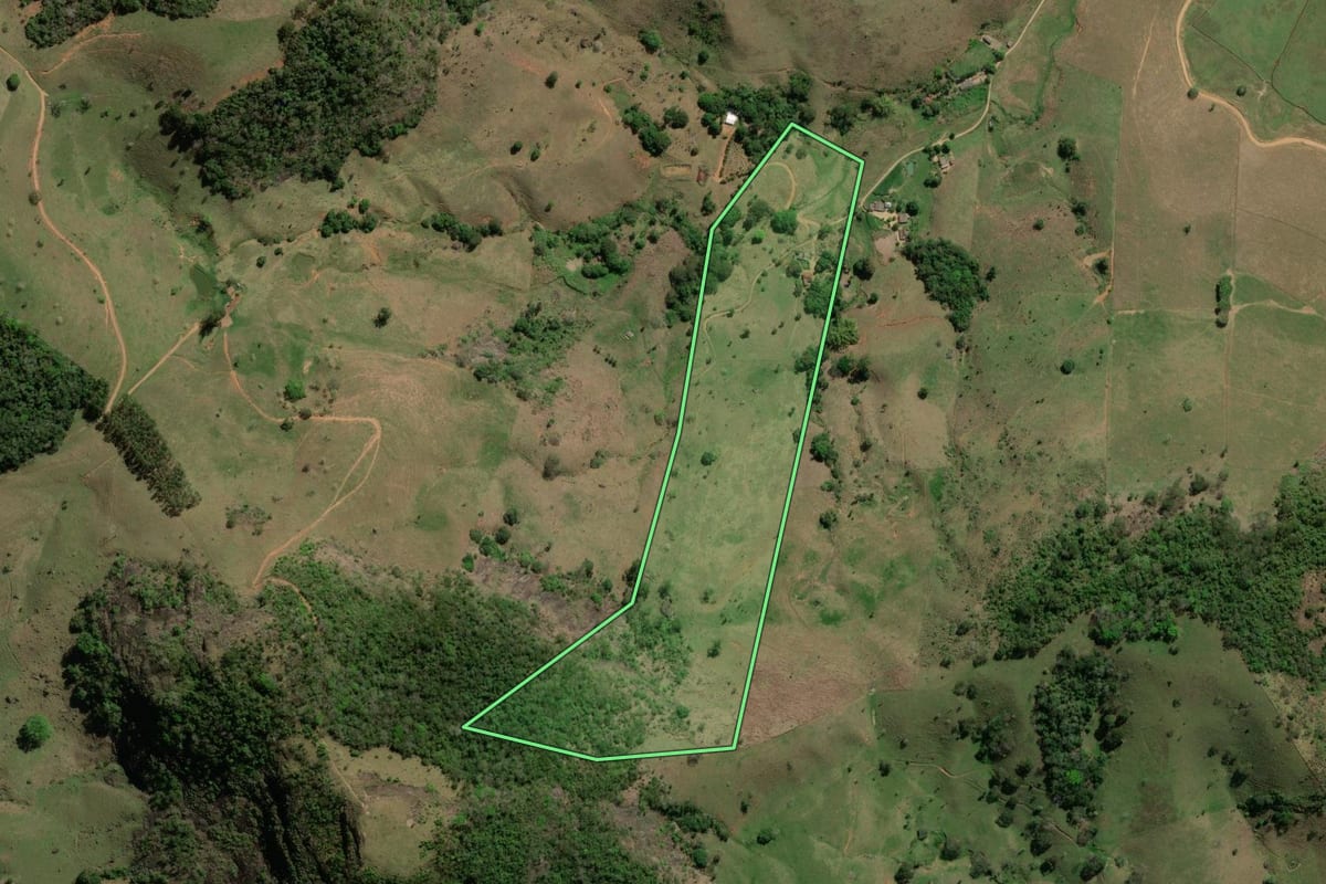 Imagem de satélite do imóvel rural em Itaperuna (RJ), com o contorno declarado no CAR desenhado por cima.