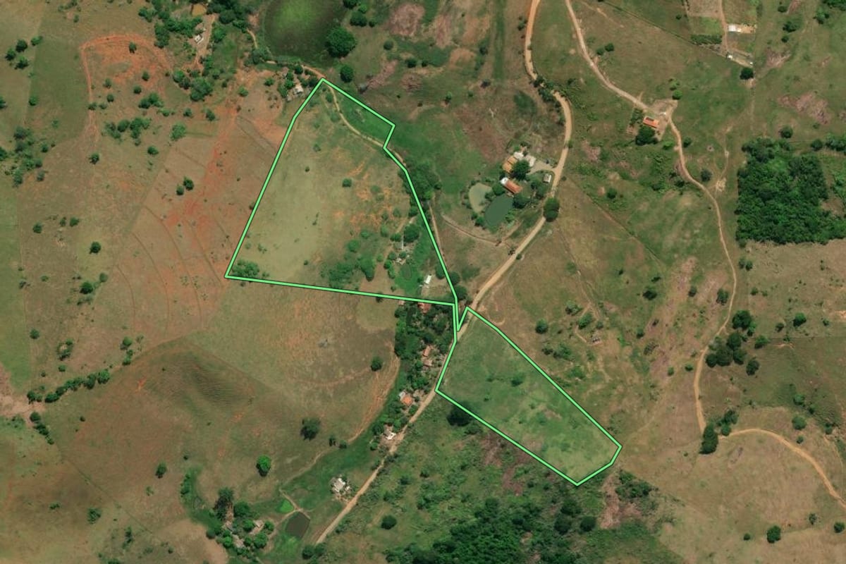 Imagem de satélite do imóvel rural em Itaperuna (RJ), com o contorno declarado no CAR desenhado por cima.