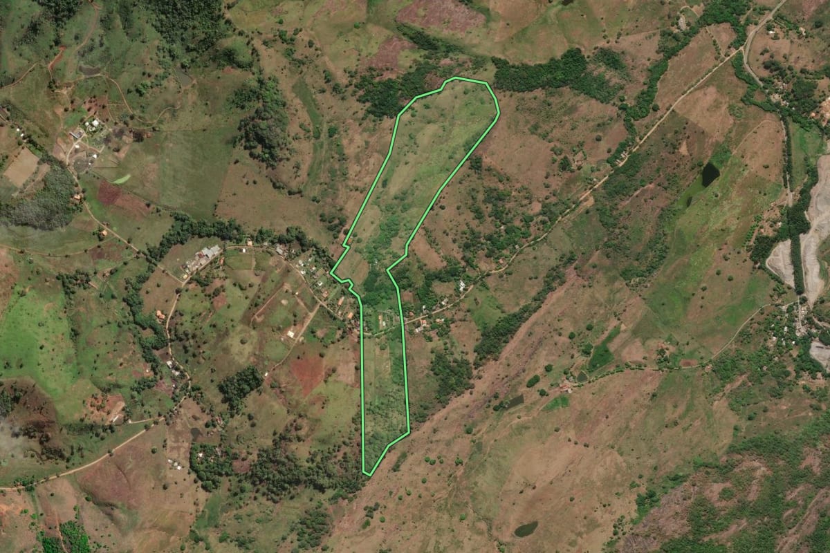 Imagem de satélite do imóvel rural em Itaperuna (RJ), com o contorno declarado no CAR desenhado por cima.