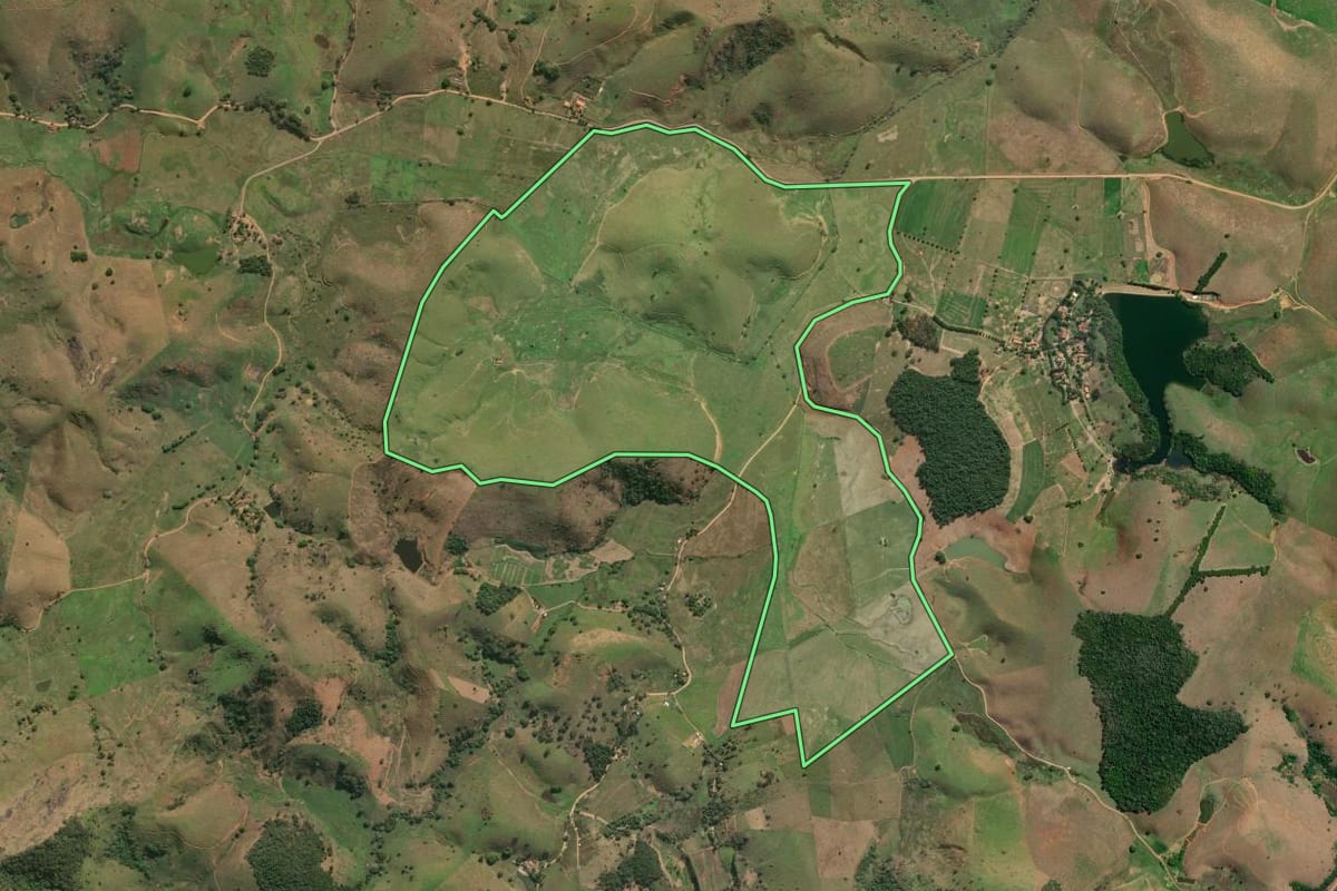 Imagem de satélite do imóvel rural em Itaperuna (RJ), com o contorno declarado no CAR desenhado por cima.