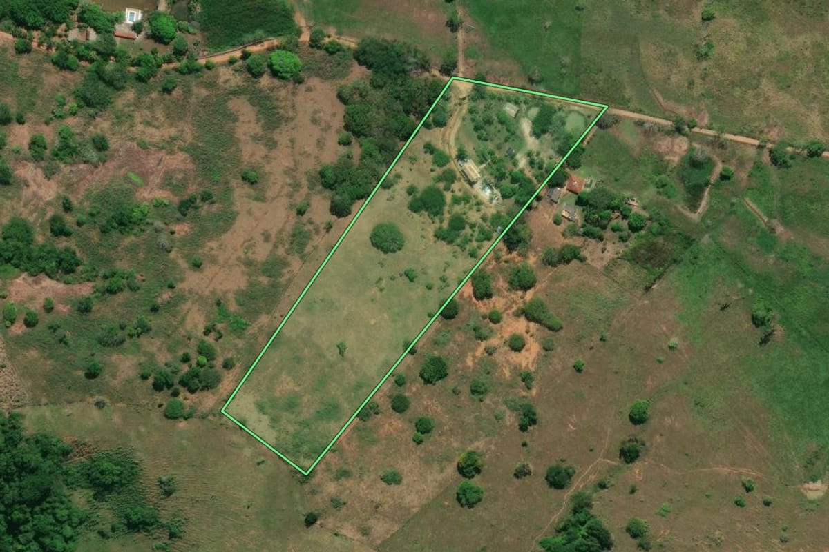 Imagem de satélite do imóvel rural em Itaperuna (RJ), com o contorno declarado no CAR desenhado por cima.