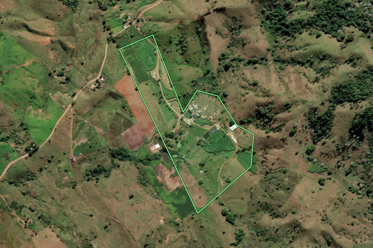 Imagem de satélite do imóvel rural em Itaperuna (RJ), com o contorno declarado no CAR desenhado por cima.