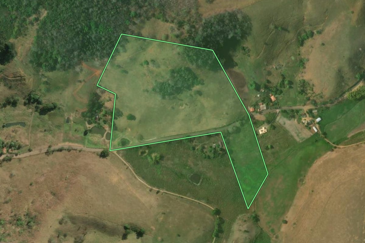Imagem de satélite do imóvel rural em Itaperuna (RJ), com o contorno declarado no CAR desenhado por cima.