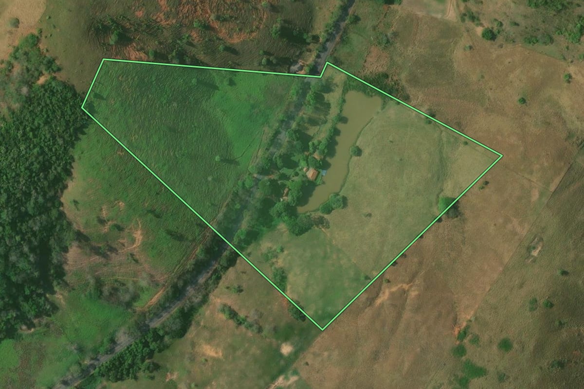 Imagem de satélite do imóvel rural em Itaperuna (RJ), com o contorno declarado no CAR desenhado por cima.