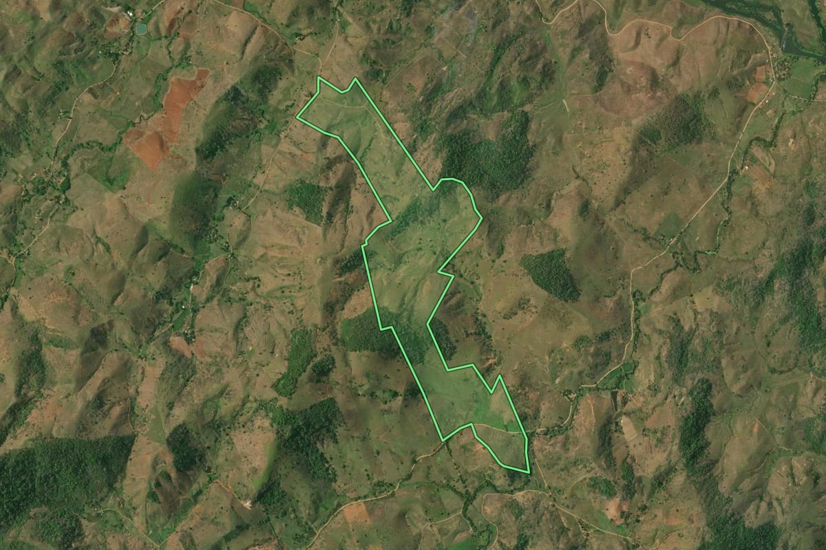 Imagem de satélite do imóvel rural em Itaperuna (RJ), com o contorno declarado no CAR desenhado por cima.
