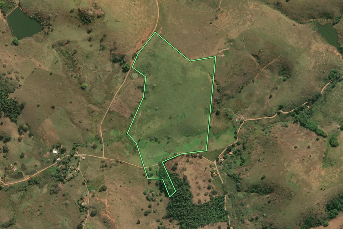 Imagem de satélite do imóvel rural em Itaperuna (RJ), com o contorno declarado no CAR desenhado por cima.