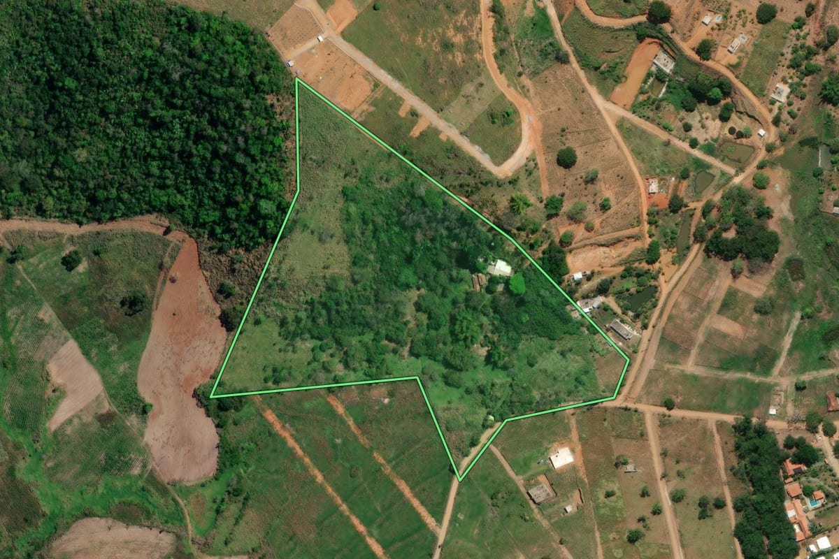 Imagem de satélite do imóvel rural em Itaperuna (RJ), com o contorno declarado no CAR desenhado por cima.