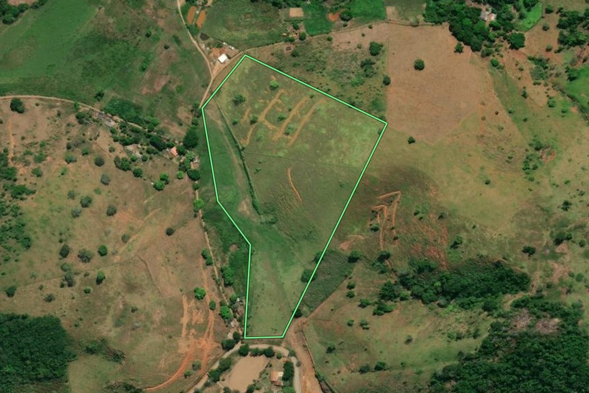 Imagem de satélite do imóvel rural em Itaperuna (RJ), com o contorno declarado no CAR desenhado por cima.