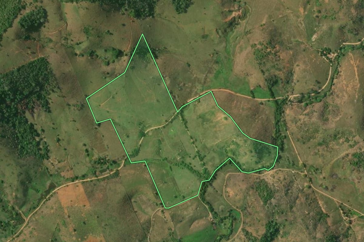 Imagem de satélite do imóvel rural em Itaperuna (RJ), com o contorno declarado no CAR desenhado por cima.