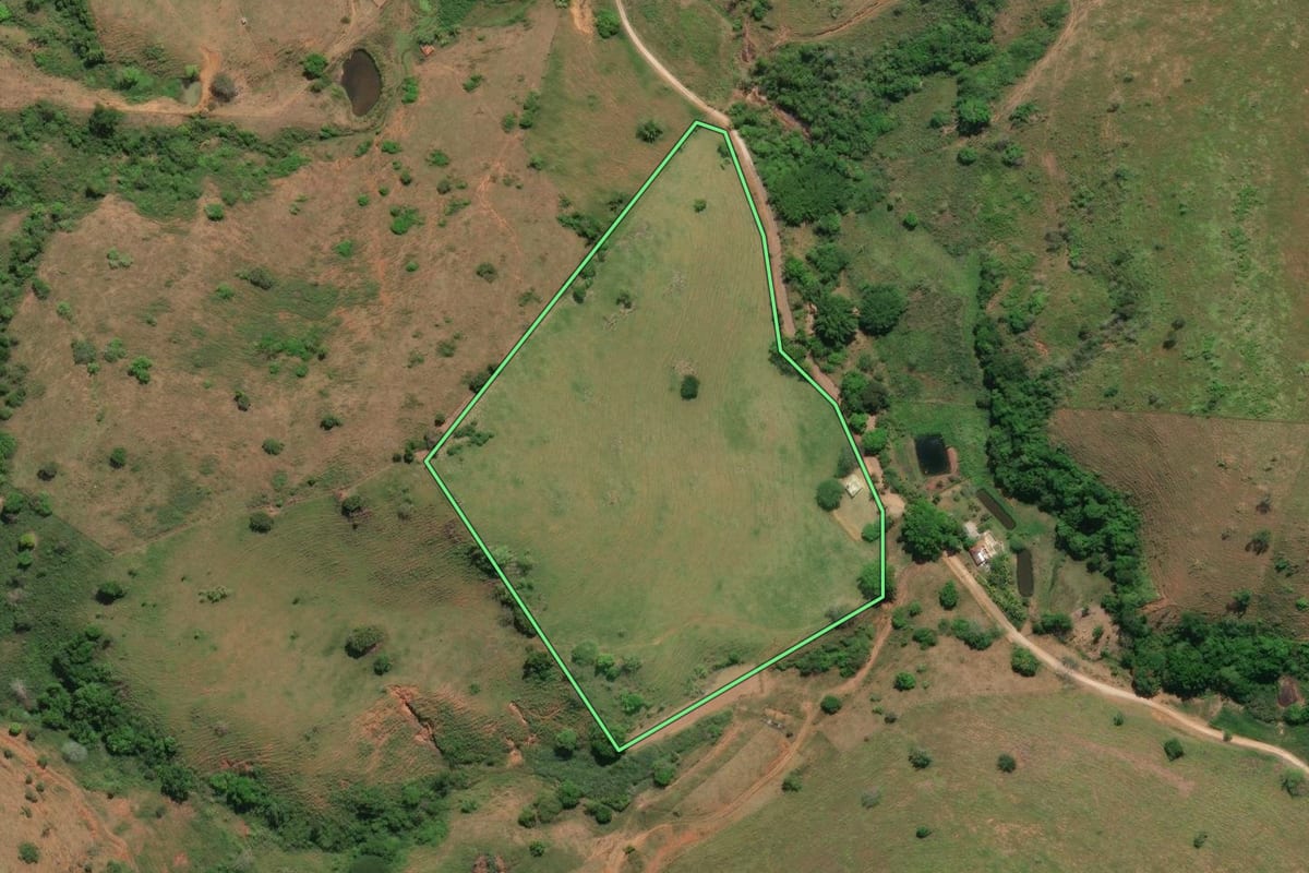 Imagem de satélite do imóvel rural em Itaperuna (RJ), com o contorno declarado no CAR desenhado por cima.