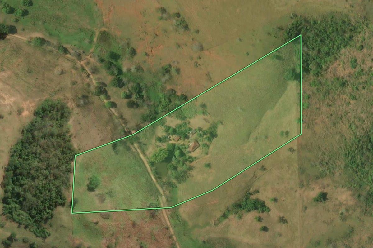 Imagem de satélite do imóvel rural em Itaperuna (RJ), com o contorno declarado no CAR desenhado por cima.