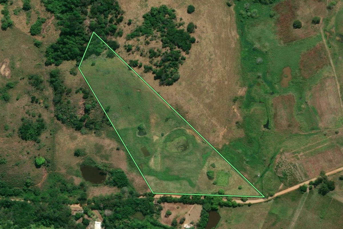 Imagem de satélite do imóvel rural em Itaperuna (RJ), com o contorno declarado no CAR desenhado por cima.