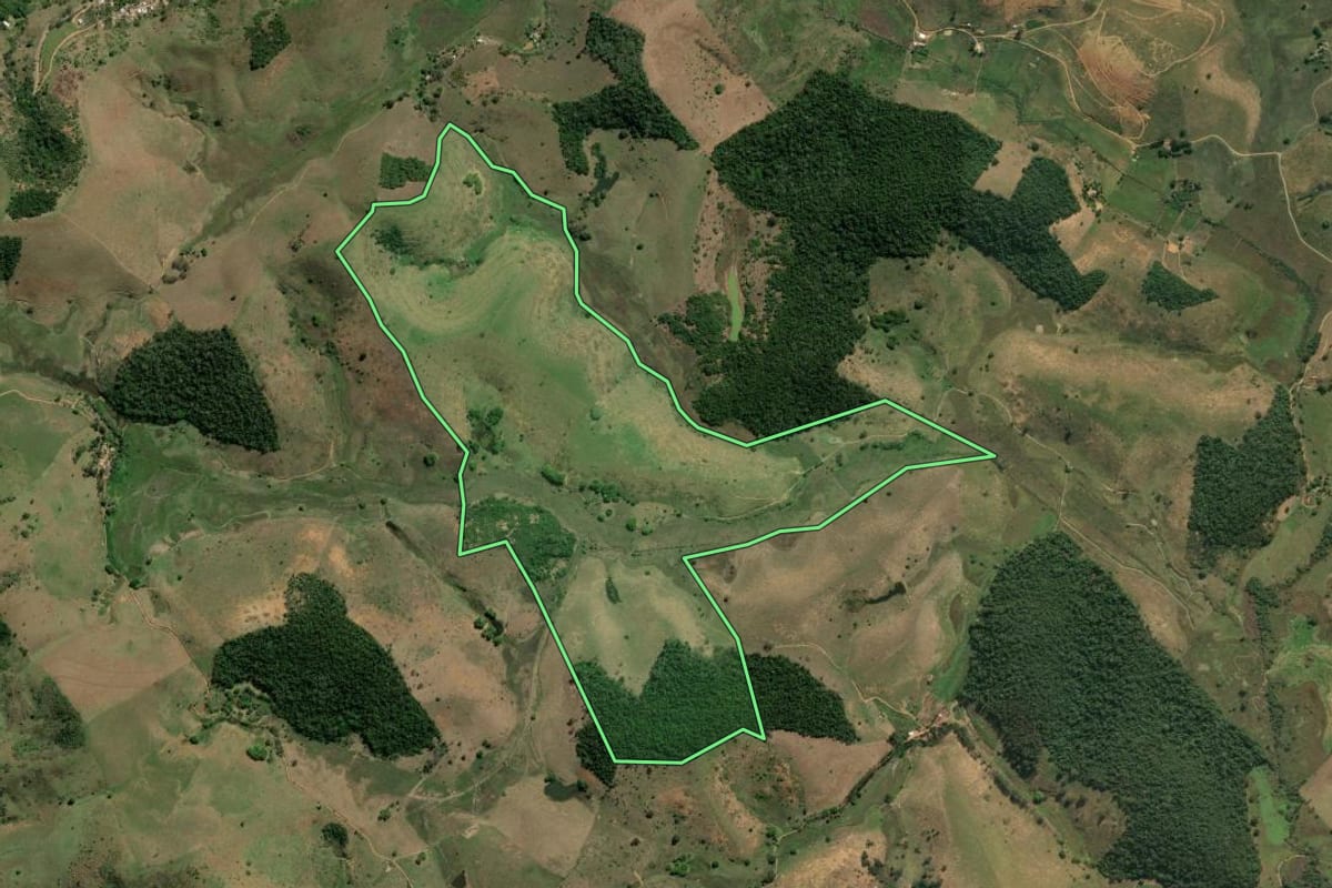 Imagem de satélite do imóvel rural em Itaperuna (RJ), com o contorno declarado no CAR desenhado por cima.
