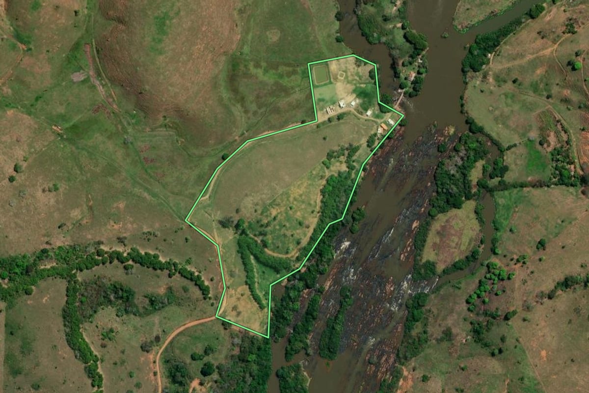 Imagem de satélite do imóvel rural em Itaperuna (RJ), com o contorno declarado no CAR desenhado por cima.