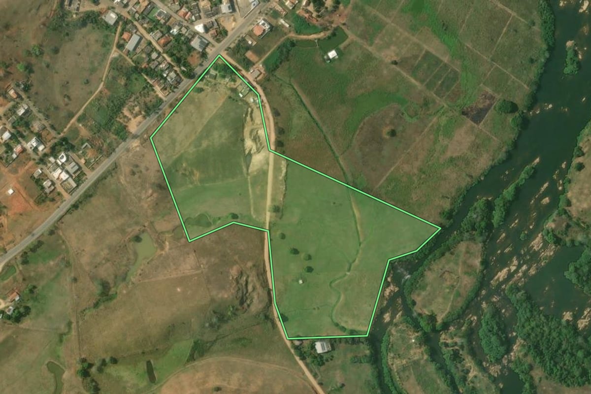Imagem de satélite do imóvel rural em Itaperuna (RJ), com o contorno declarado no CAR desenhado por cima.