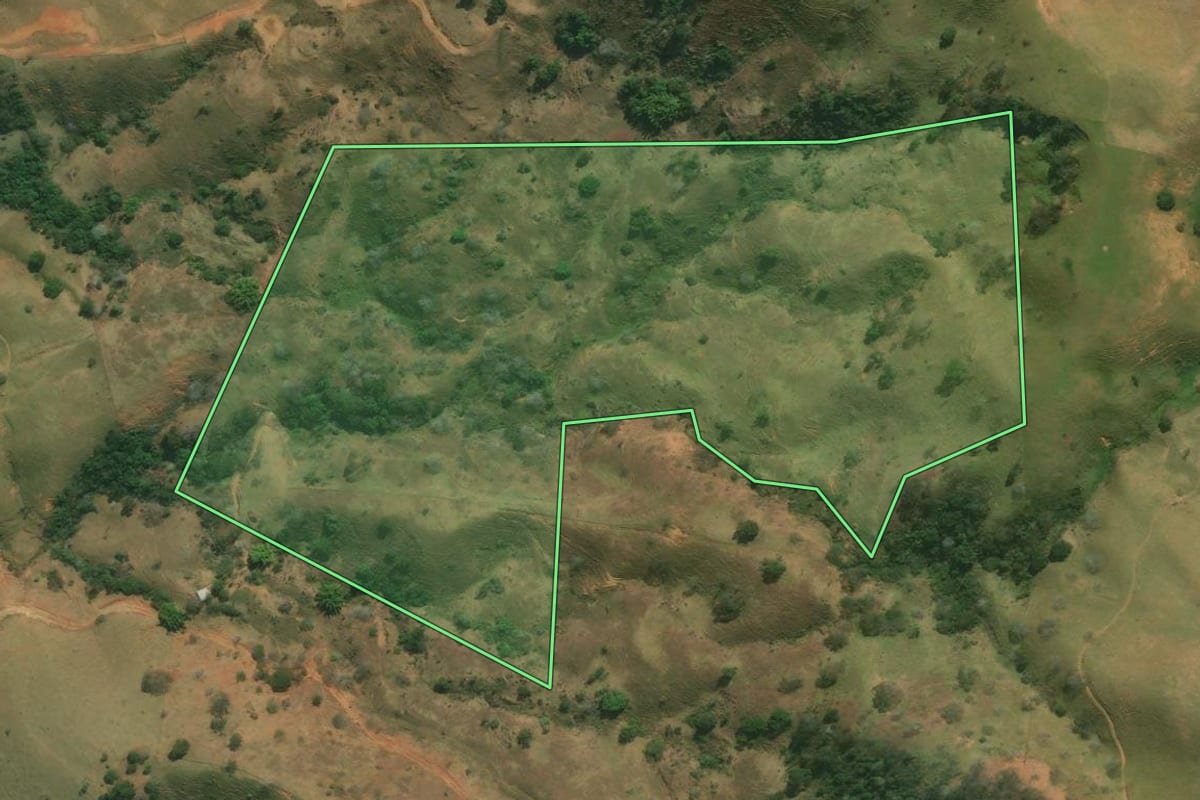 Imagem de satélite do imóvel rural em Itaperuna (RJ), com o contorno declarado no CAR desenhado por cima.